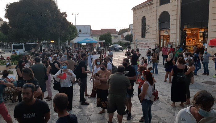 Κρήτη: Συγκέντρωση διαμαρτυρίας για τα μέτρα στα σχολεία (εικόνες)