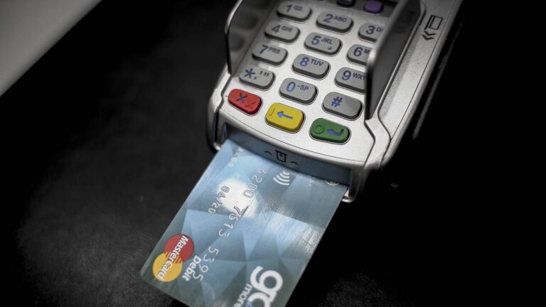 Μέχρι 31 Δεκεμβρίου οι ανέπαφες συναλλαγές έως 50 ευρώ χωρίς PIN