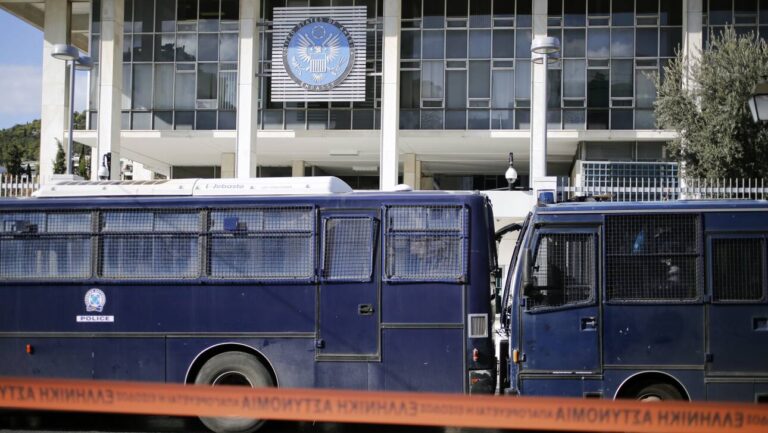 Συναγερμός στην ΕΛΑΣ: Έπεσε φωτοβολίδα στην αμερικανική πρεσβεία