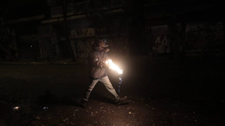 Επίθεση με μολότοφ κατά αστυνομικών στα Εξάρχεια