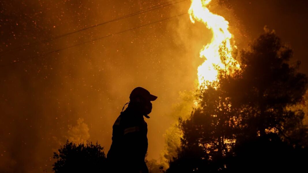 Δεύτερη νύχτα συναγερμού στον Έβρο: Αναζωπυρώθηκε η φωτιά – Καίγονται χιλιάδες στρέμματα