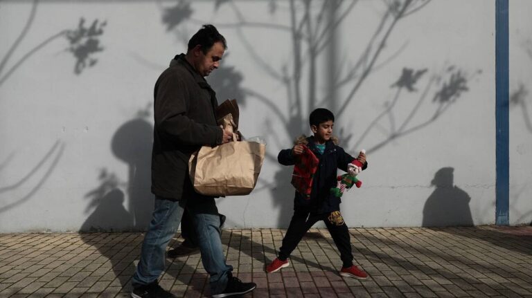 Μεγάλος ο κίνδυνος παιδικής φτώχειας στην Ελλάδα – Το τρίτο μεγαλύτερο ποσοστό στην ΕΕ