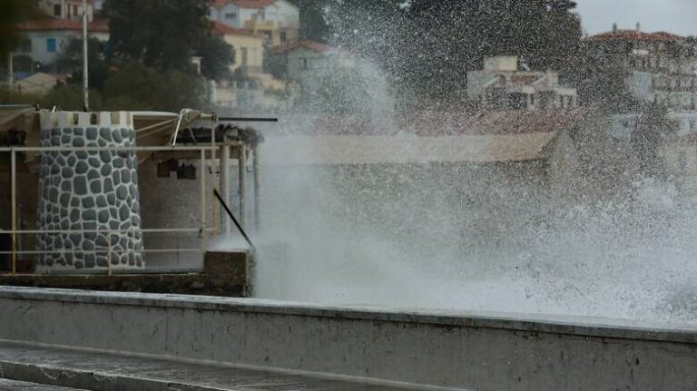 Κακοκαιρία «Ιανός»: Συναγερμός για εγκλωβισμένους σε σπίτια και αυτοκίνητα