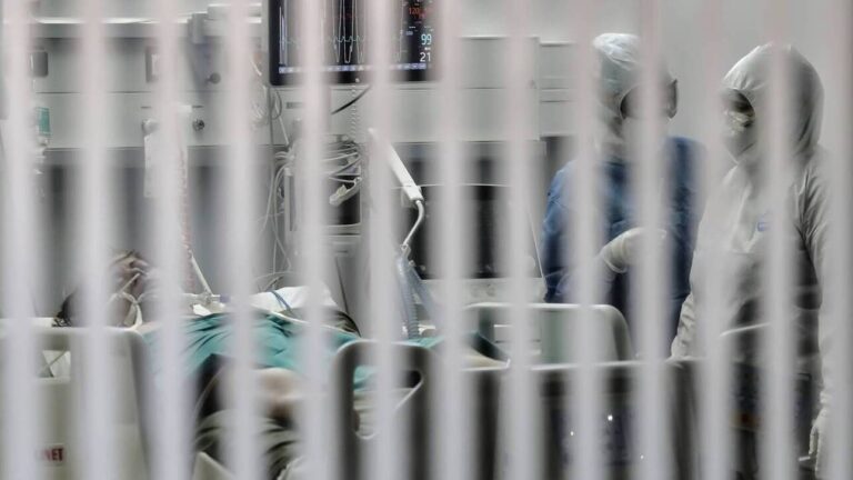 Κορωνοϊός: «Κόκκινος» συναγερμός για τους διασωληνωμένους μετά τη νέα αύξηση κρουσμάτων