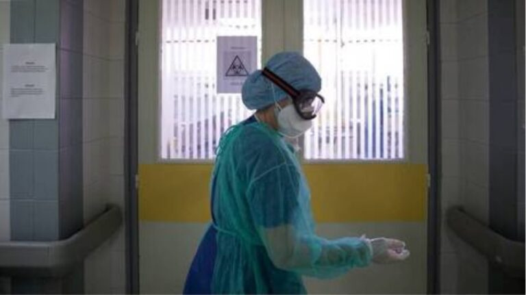 Χάος με τα κρούσματα κορωνοϊού στην Τσεχία: «Σκαρφάλωσαν» πάνω από 50.000