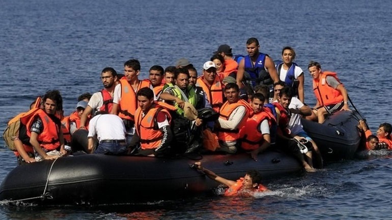 Θρίλερ με το σκάφος που μεταφέρει μετανάστες νότια της Κρήτης