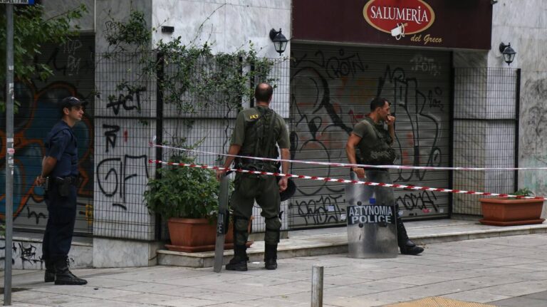 Επιχείρηση της ΕΛ.ΑΣ. για εκκένωση κτηρίου στο Παγκράτι