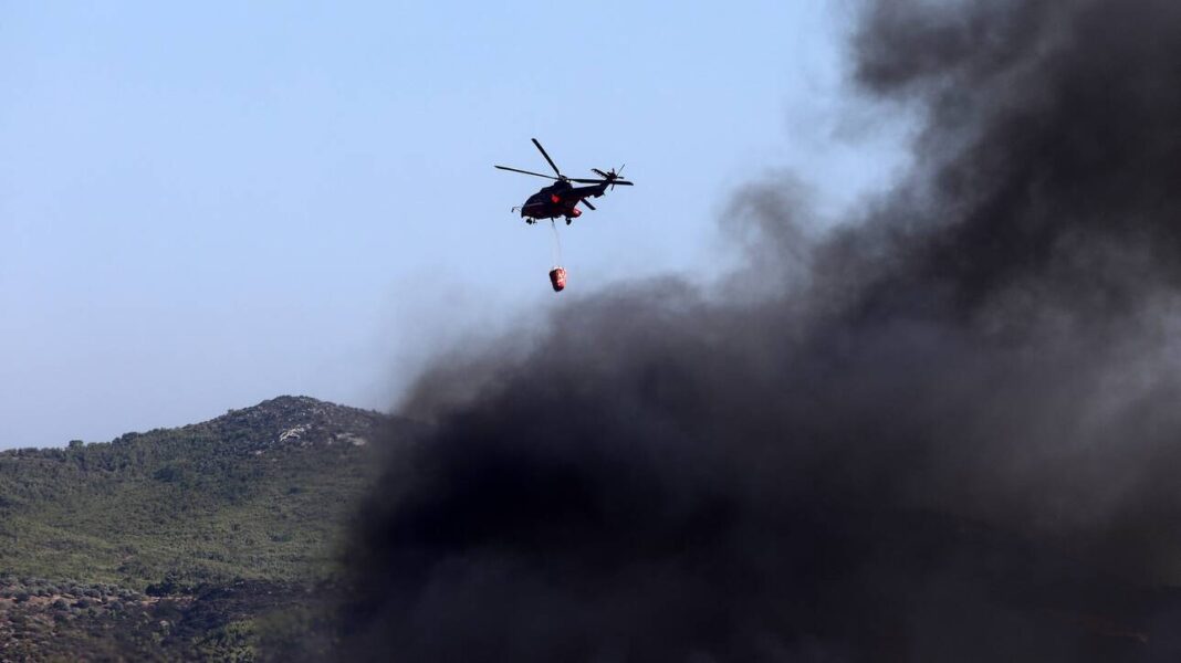 Καλύβια: Σε ύφεση η φωτιά – Μεγάλες καταστροφές