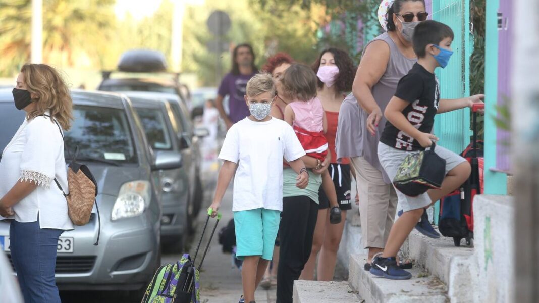 Πατέρας αρνήθηκε να βάλει μάσκα στα παιδιά του: «Το πολύ – πολύ να μην πάνε έναν χρόνο σχολείο»