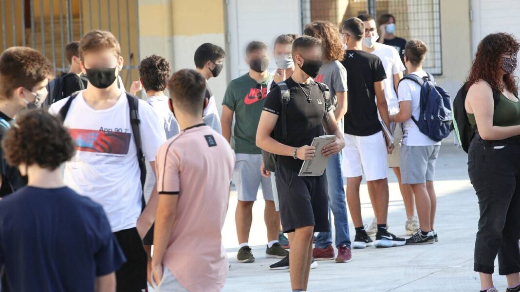 Άνοιγμα σχολείων: Γιατί είχαν λάθος μέγεθος οι μάσκες που δόθηκαν στους μαθητές