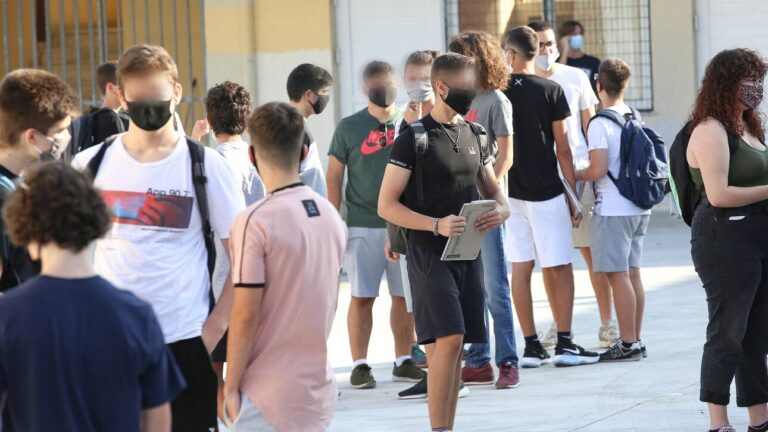 Άνοιγμα σχολείων: Γιατί είχαν λάθος μέγεθος οι μάσκες που δόθηκαν στους μαθητές