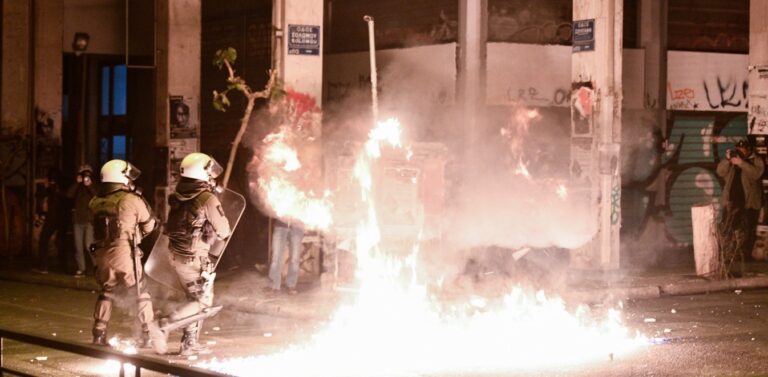 Εξάρχεια: Καταδρομική επίθεση με μολότοφ σε διμοιρία των ΜΑΤ