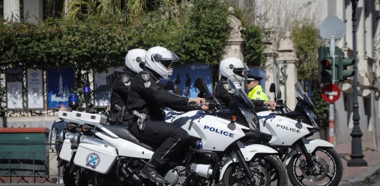 Πυροβολισμοί έξω από καφετέρια – Ανθρωποκυνηγητό σε εξέλιξη