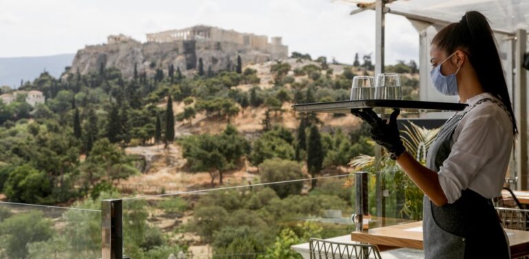 Εστίαση: Απειλούν με lockdown οι καταστηματάρχες – Ζητούν μέτρα για τον κορωνοϊό