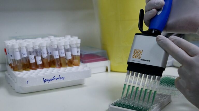 Έρευνα: Η εποχική γρίπη αύξησε κατά 2,5 φορές τη μετάδοση του κορωνοϊού