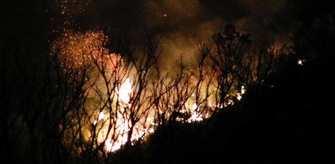 Πάτρα: Ολονύκτια μάχη με τις φλόγες στα Συχαινά – Απειλήθηκαν σπίτια