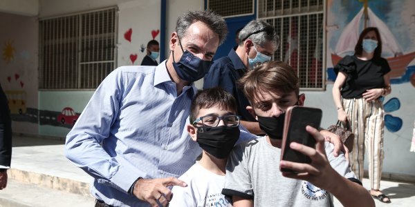 Μητσοτάκης σε μαθητές: Φέτος εκτός από γράμματα θα μάθετε πώς να είστε υπεύθυνοι πολίτες