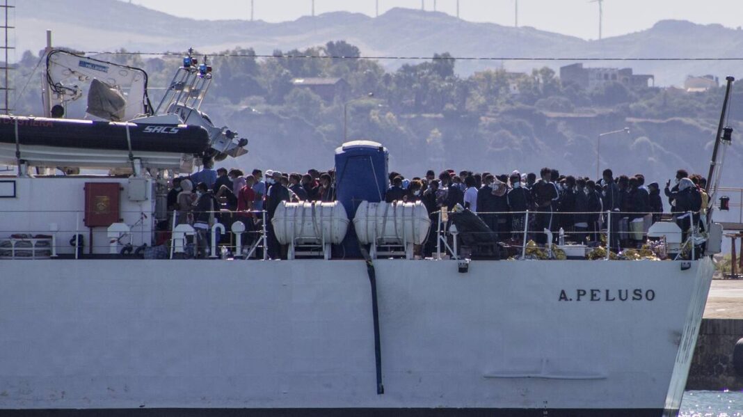 Αποβιβάστηκε στη Σικελία ομάδα μεταναστών – Ήταν αποκλεισμένη σε δεξαμενόπλοιο για 40 μέρες