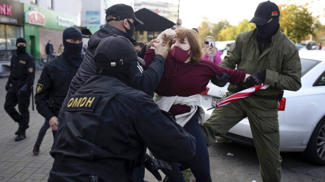 Λευκορωσία: Εκατοντάδες νέες συλλήψεις στο Μινσκ σε πορεία γυναικών