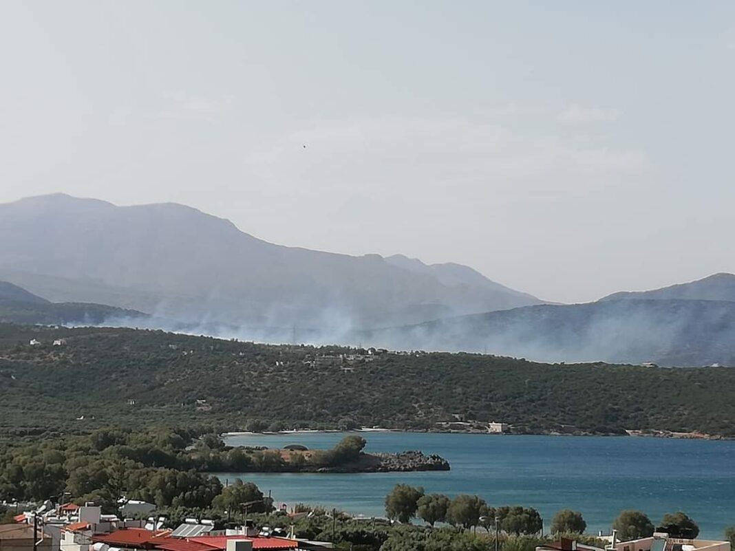 Τρεις μεγάλες φωτιές στην Κρήτη – Επί ποδός η πυροσβεστική (εικόνες)