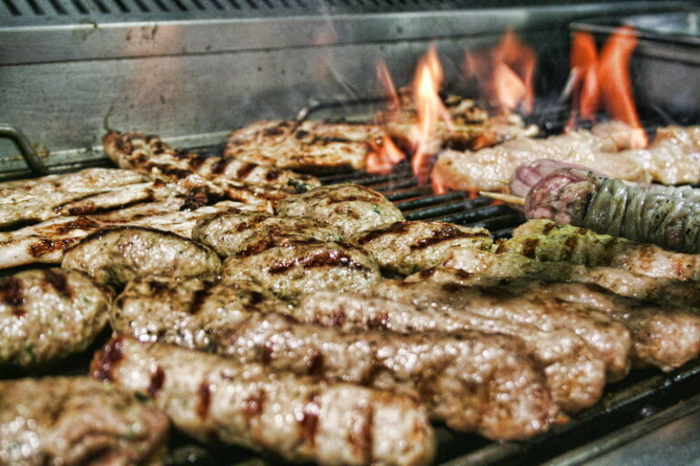 Ηράκλειο: «Καμπάνα» σε ψητοπωλείο που σέρβιρε μετά τα μεσάνυχτα