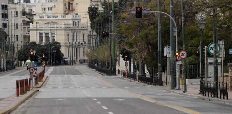 Κορωνοϊός: Καθολική απαγόρευση κυκλοφορίας πριν το lockdown – Πότε και τι την ενεργοποιεί