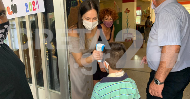 Έτσι άνοιξαν τα σχολεία στο Ηράκλειο – Με μάσκες και θερμομέτρηση στους μαθητές (εικόνες)