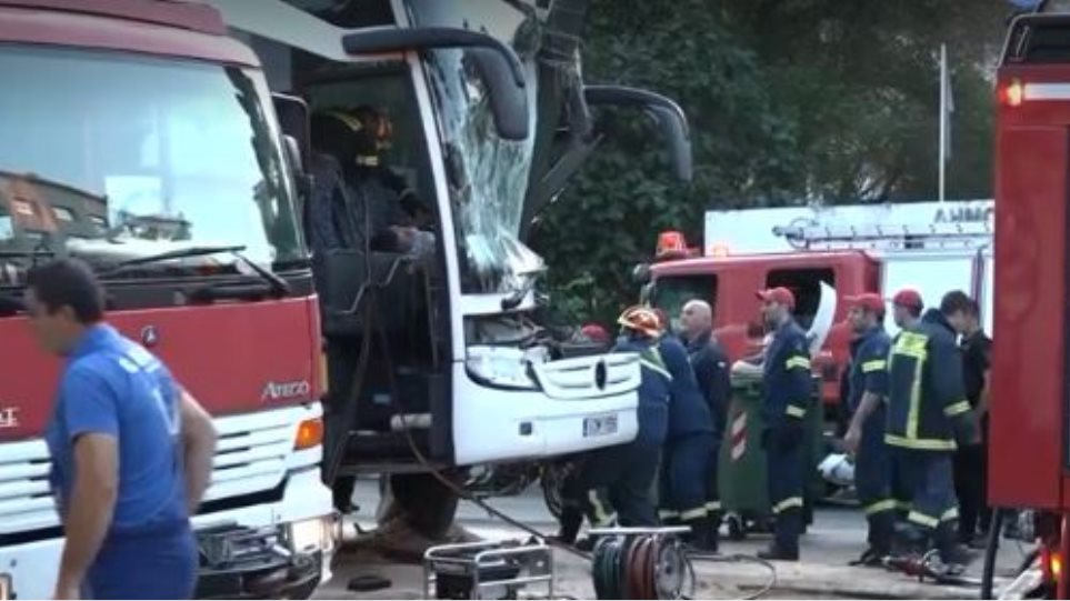 Λεωφορείο «καρφώθηκε» σε κολόνα – Απεγκλωβίστηκε μετά από τρεις ώρες ο οδηγός
