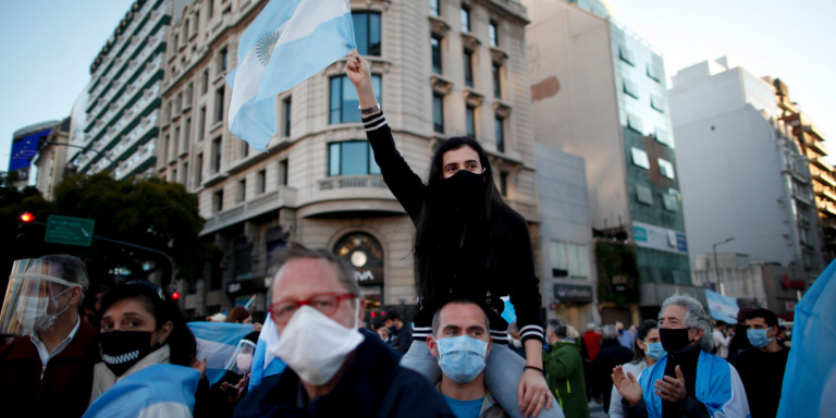 «Σφυροκοπά» την Αργεντινή ο κορωνοϊός: Οι νεκροί από την πανδημία ξεπέρασαν τους 10.000