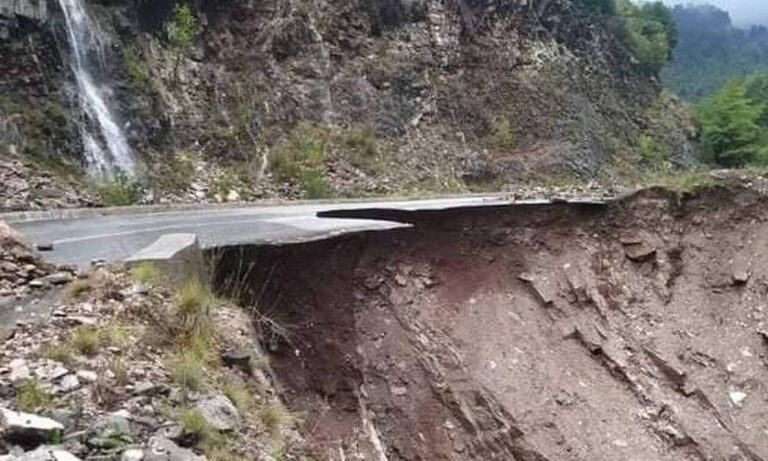 Κακοκαιρία «Ιανός»: Χωριό κόπηκε στα δύο