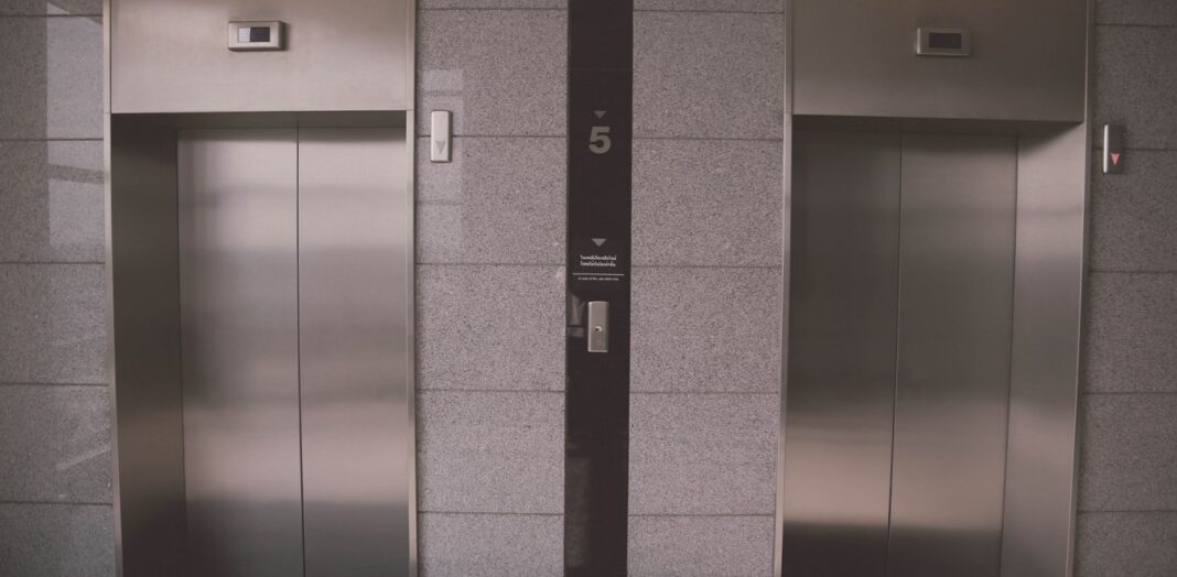 Έρευνα: Ακόμα και μισή ώρα παραμένει ο κορωνοϊός μέσα στο ασανσέρ