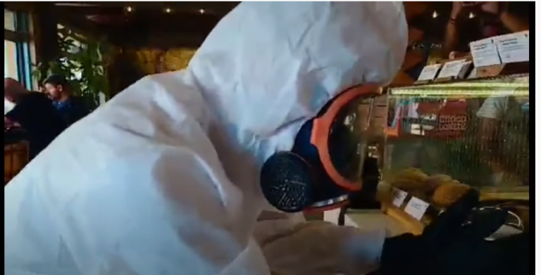 Κορωνοϊός – Ηράκλειο: Ντύθηκε «αστροναύτης» για … να πάει για καφέ! (βίντεο)