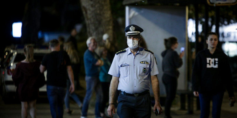 Κορωνοϊός: Το σχέδιο της ΕΛ.ΑΣ. για lockdown στις πλατείες – Πώς θα σταματήσει τις συναθροίσεις