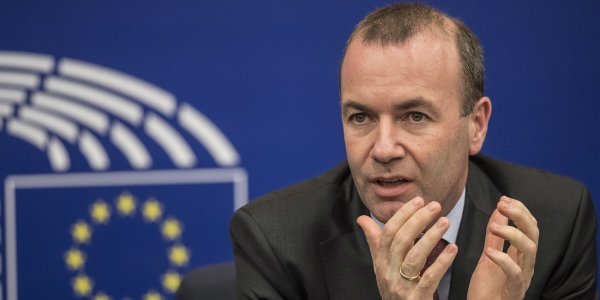 Επίθεση Βέμπερ στον Μάας: Να σταθούμε στο πλευρό της Ελλάδας