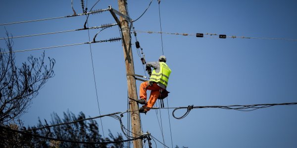 Σοκαριστική εικόνα από την ασύλληπτη τραγωδία – Νεκρός πάνω στην κολώνα ένας εργάτης