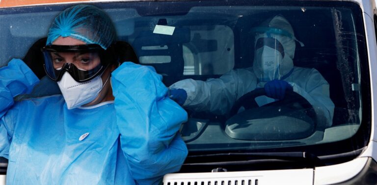 Κορωνοϊός: 50 περιστατικά ημερησίως διακομίζει το ΕΚΑΒ στα νοσοκομεία – Η αλήθεια για τις ΜΕΘ