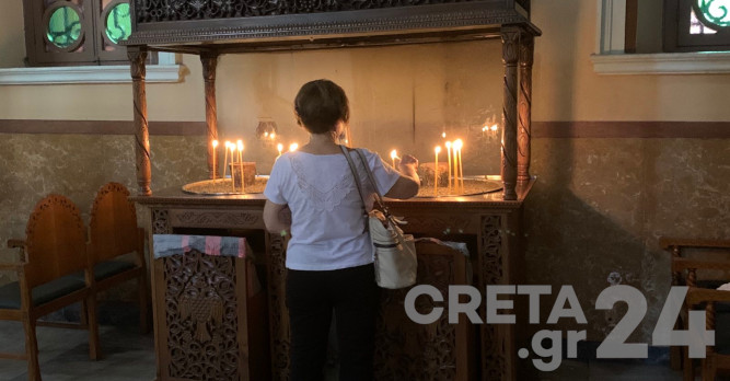 Ένα κερί και μια προσευχή από τους Κρητικούς για τον Αρχιεπίσκοπο (εικόνες)