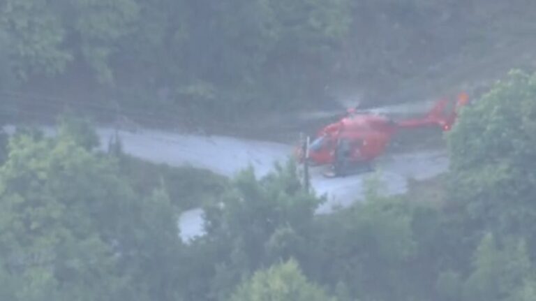 Καρδίτσα: Με ελικόπτερο απεγκλωβίστηκαν οι πρώτοι από τους 40 κατοίκους της Οξυάς (βίντεο)