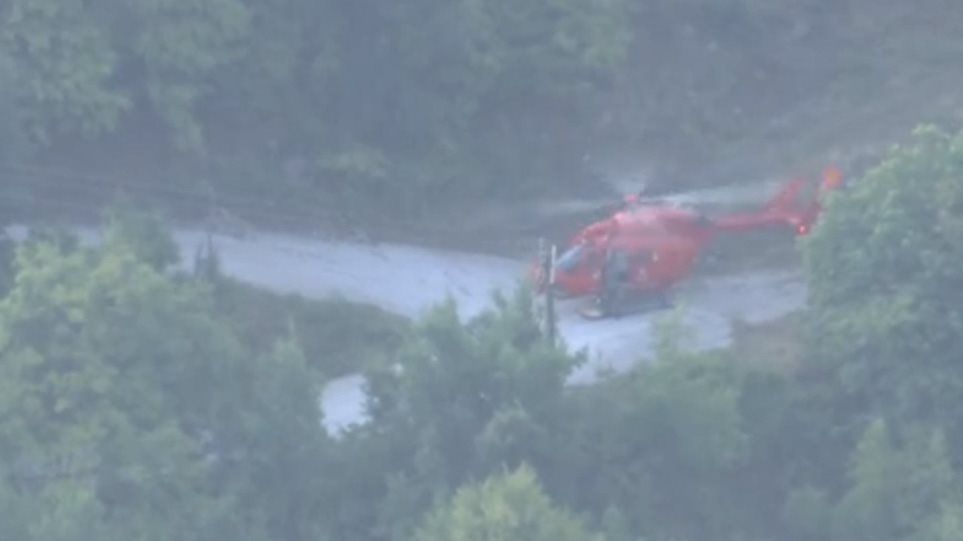 Καρδίτσα: Με ελικόπτερο απεγκλωβίστηκαν οι πρώτοι από τους 40 κατοίκους της Οξυάς (βίντεο)