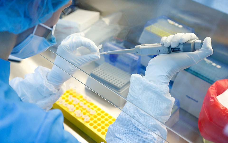 Κορωνοϊός: Ξανάρχισε η δοκιμή του εμβολίου της AstraZeneca και πανεπιστημίου Οξφόρδης