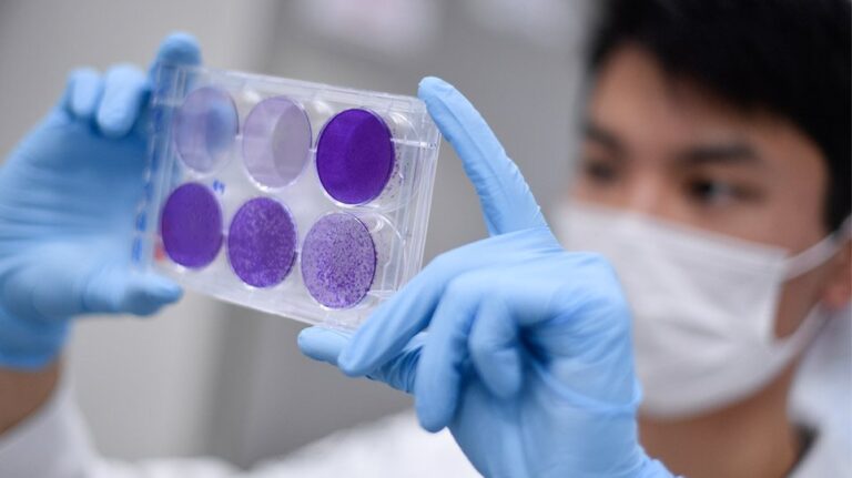 Εμβόλιο AstraZeneca: Πόσο εκτιμούν οι ειδικοί ότι θα κρατήσει η παύση των δοκιμών – Όλα τα σενάρια