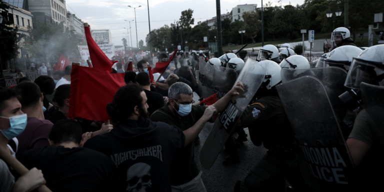 Μικροεπεισόδια μεταξύ διαδηλωτών – ΜΑΤ στην πορεία διαμαρτυρίας για την επίσκεψη Πομπέο