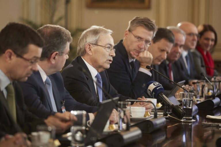 Ο Πισσαρίδης, η ρευστότητα και οι μικρομεσαίες