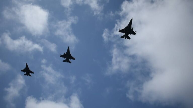 Ελληνικά F-16 πέταξαν μαζί με το τεράστιο B-52 στο FIR Αθηνών