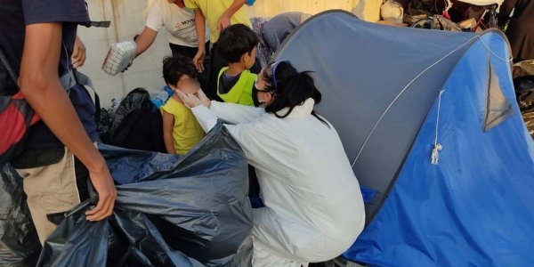 Λέσβος: Επιχείρηση της ΕΛ.ΑΣ. για τη μεταφορά προσφύγων – «Επιστράτευσαν» 70 γυναίκες αστυνομικούς