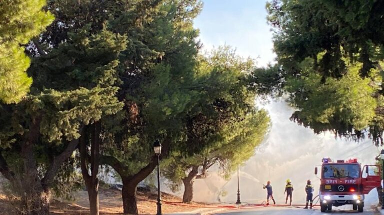 Καίγεται ρεματιά στην Κηφισιά – Δεν απειλούνται σπίτια