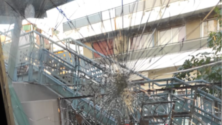 Τον έδειρε επειδή του ζήτησε να φορά μάσκα και να μη βήχει πάνω του