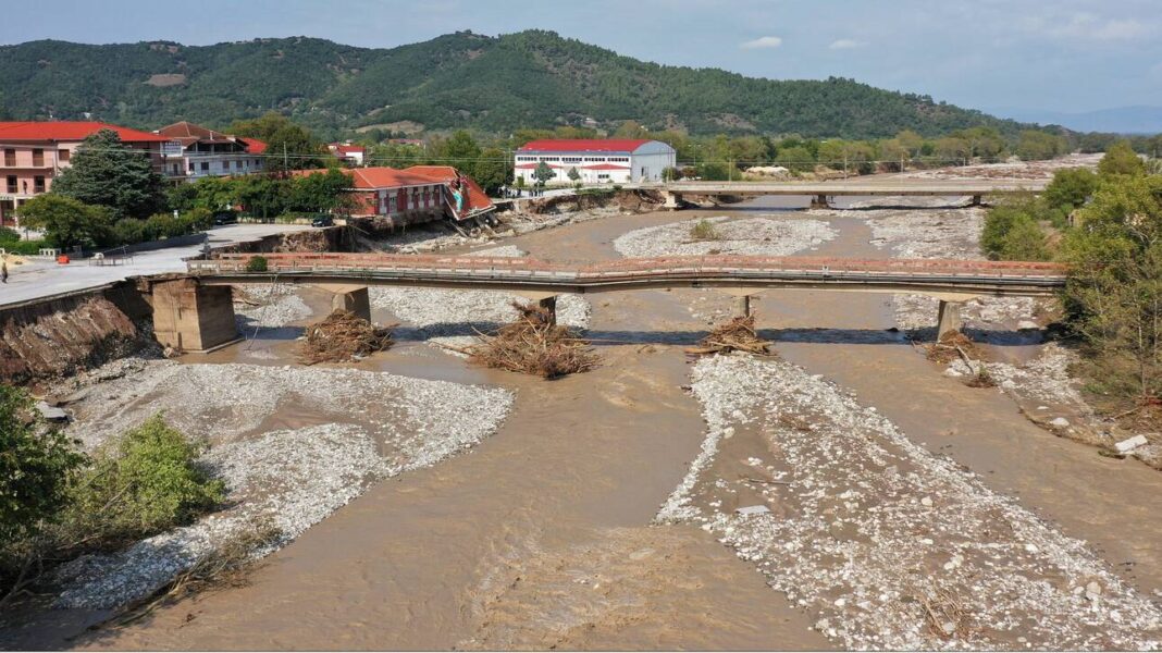 Κακοκαιρία «Ιανός»: Νέα επιχείρηση απεγκλωβισμού των κατοίκων της Οξυάς