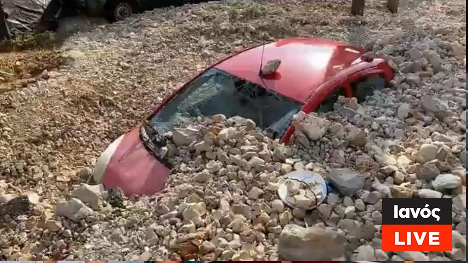 Ιανός: Βουνό από πέτρες σκέπασε αυτοκίνητα (εικόνες – βίντεο)