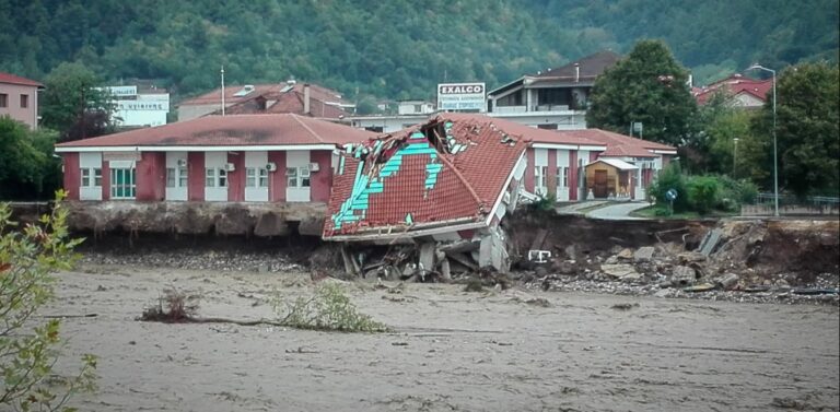 Κακοκαιρία «Ιανός»: Συγκλονιστικές εικόνες από drone – Κατέρρευσε κέντρο υγείας